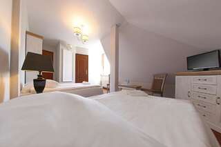 Курортные отели Hotel Nad Stawem Bogacica Двухместный номер с 2 отдельными кроватями-4