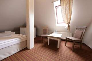 Курортные отели Hotel Nad Stawem Bogacica Двухместный номер с 2 отдельными кроватями-2